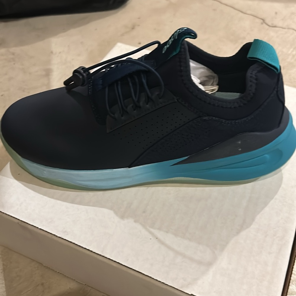 Brand new CLOVE shoes/ nursing / medical/ lightweight